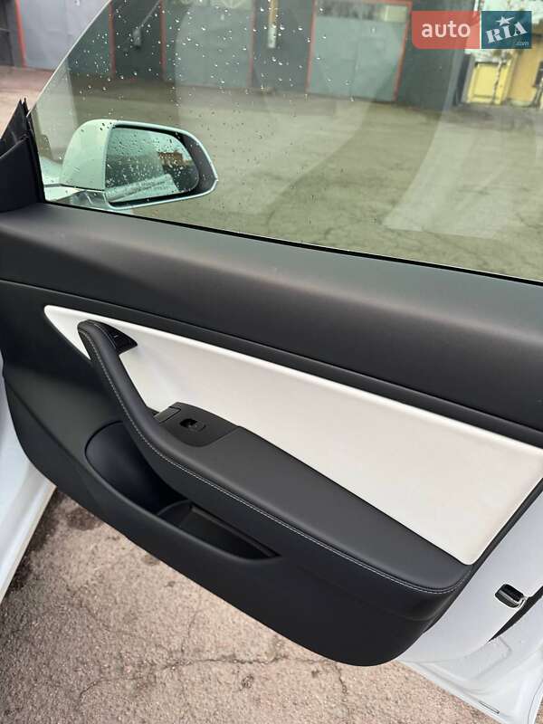 Седан Tesla Model 3 2020 в Коростені