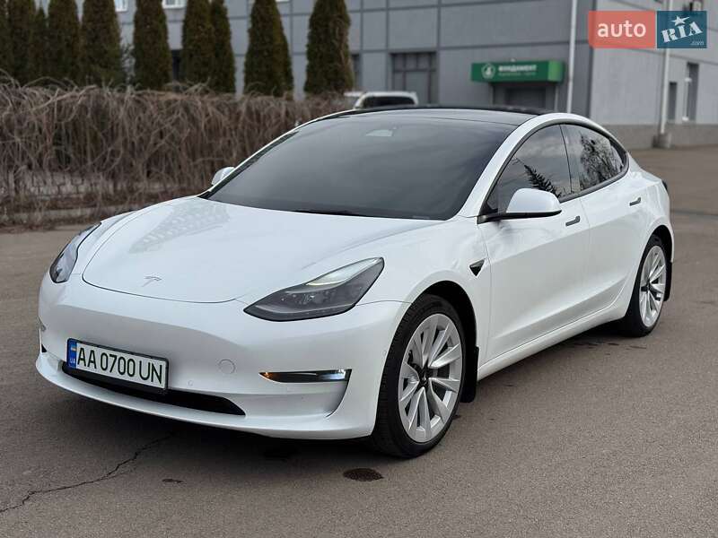 Седан Tesla Model 3 2022 в 