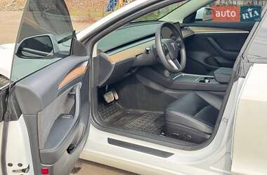 Седан Tesla Model 3 2022 в 