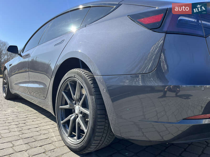 Седан Tesla Model 3 2018 в Львове