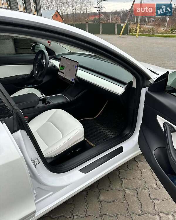 Седан Tesla Model 3 2021 в Львові