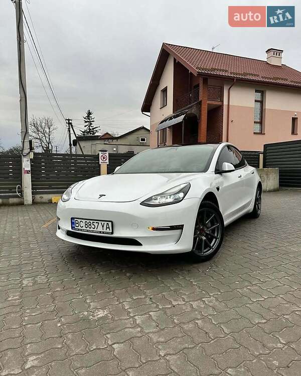 Седан Tesla Model 3 2021 в 