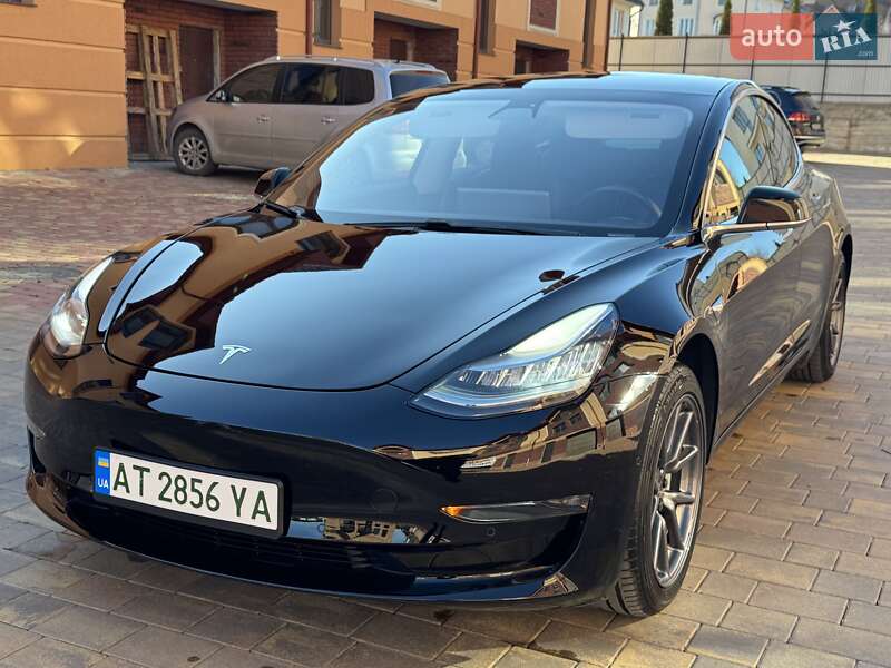 Седан Tesla Model 3 2019 в Чернівцях