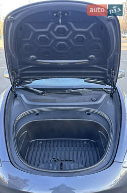 Седан Tesla Model 3 2023 в 