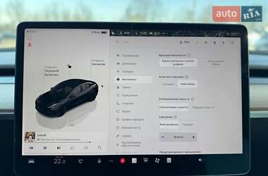 Седан Tesla Model 3 2022 в 