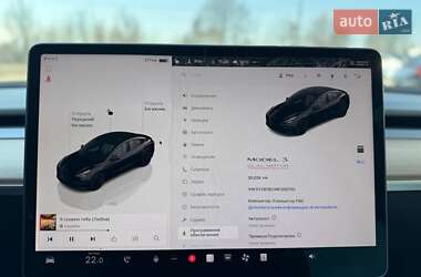 Седан Tesla Model 3 2022 в 