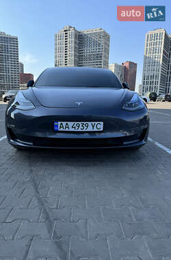 Седан Tesla Model 3 2022 в 