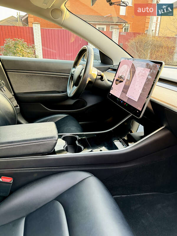 Седан Tesla Model 3 2018 в Петропавлівській Борщагівці