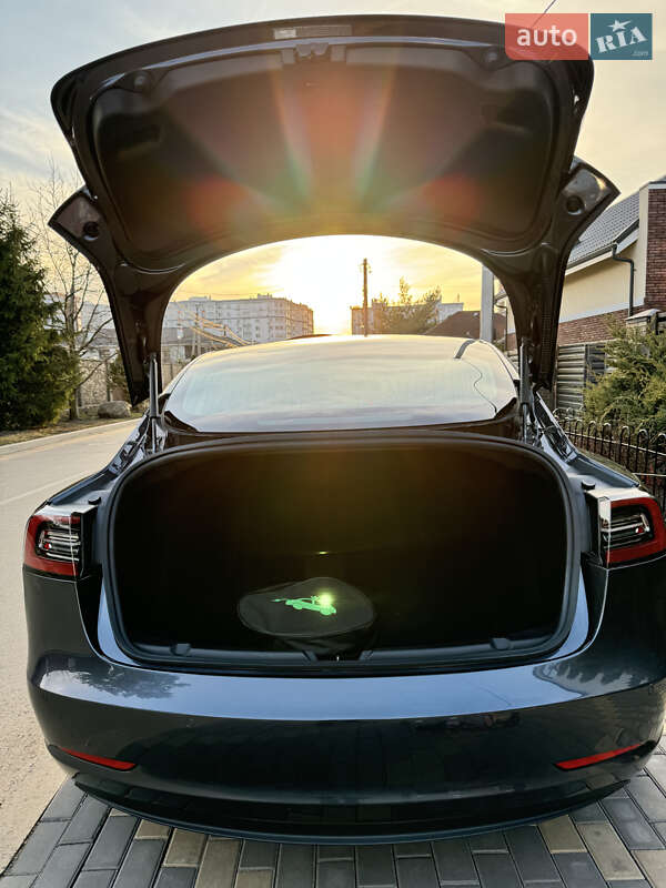 Седан Tesla Model 3 2018 в Петропавлівській Борщагівці