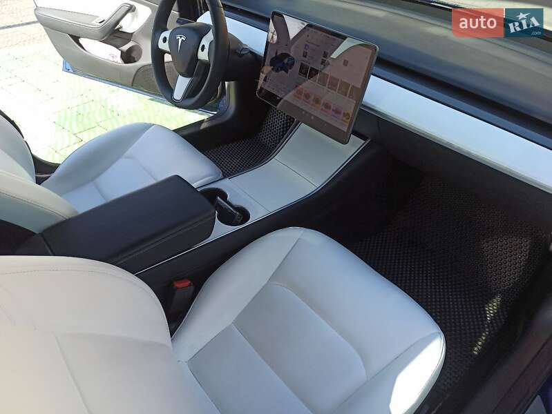 Седан Tesla Model 3 2019 в Львові