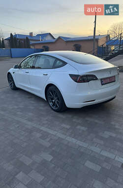 Седан Tesla Model 3 2022 в 