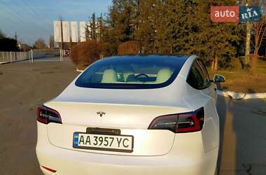Седан Tesla Model 3 2022 в 