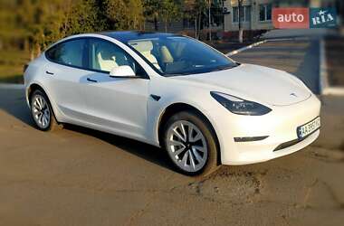 Седан Tesla Model 3 2022 в 