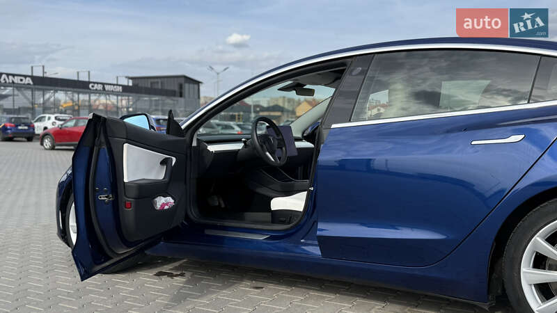 Седан Tesla Model 3 2019 в Черновцах