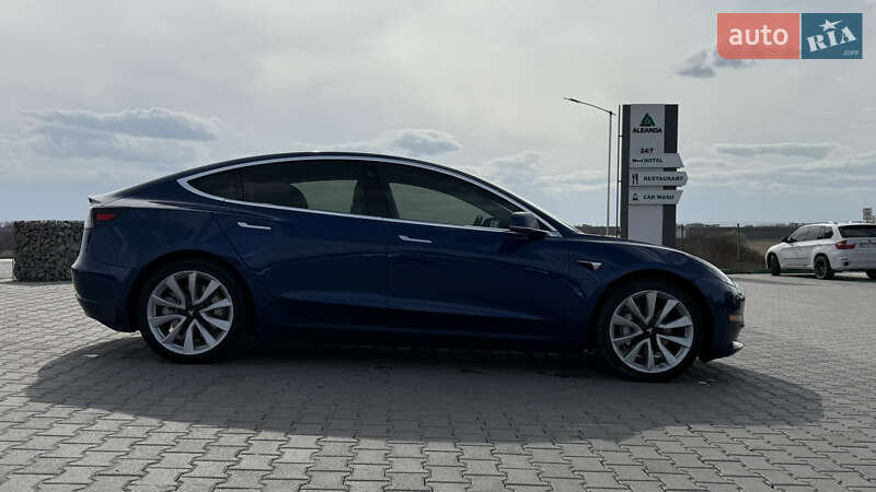 Седан Tesla Model 3 2019 в Черновцах