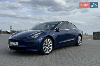 Седан Tesla Model 3 2019 в Черновцах