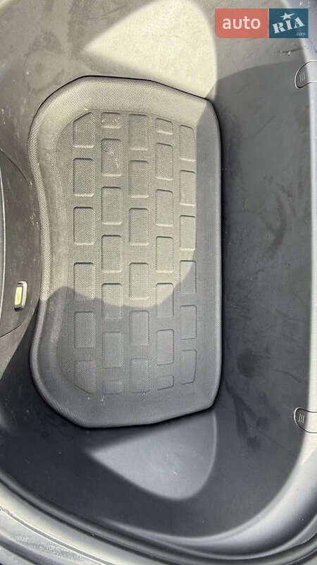 Седан Tesla Model 3 2019 в Черновцах