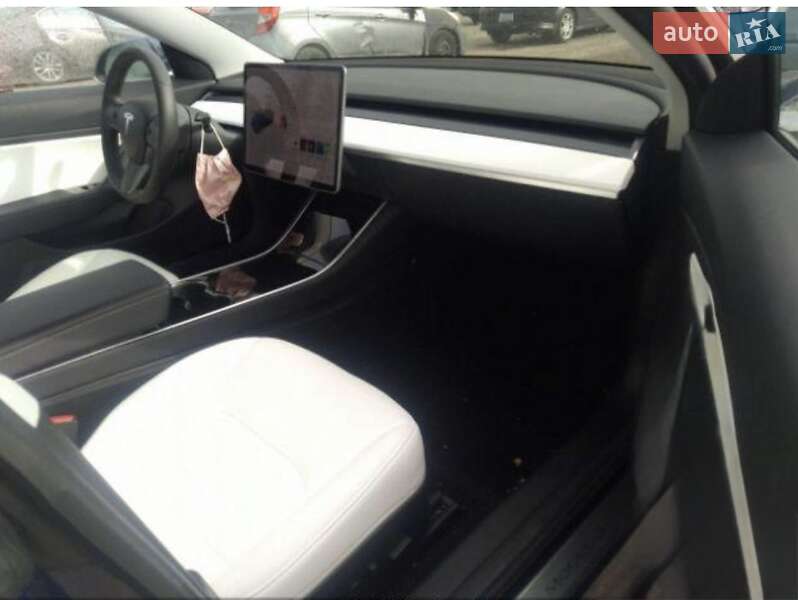 Седан Tesla Model 3 2019 в Черновцах