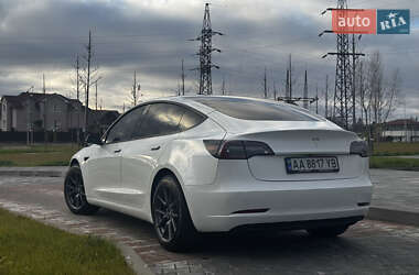 Седан Tesla Model 3 2022 в 
