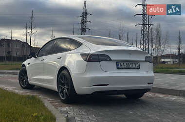 Седан Tesla Model 3 2022 в 