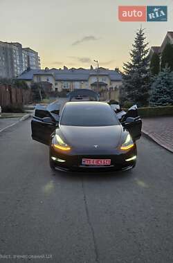 Седан Tesla Model 3 2021 в Ровно