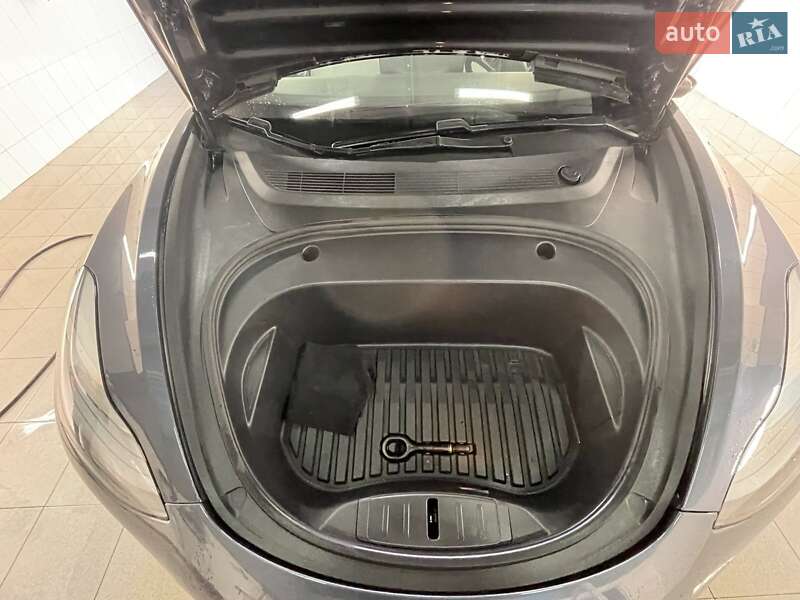 Седан Tesla Model 3 2021 в Львові