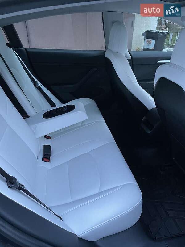 Седан Tesla Model 3 2021 в Львові
