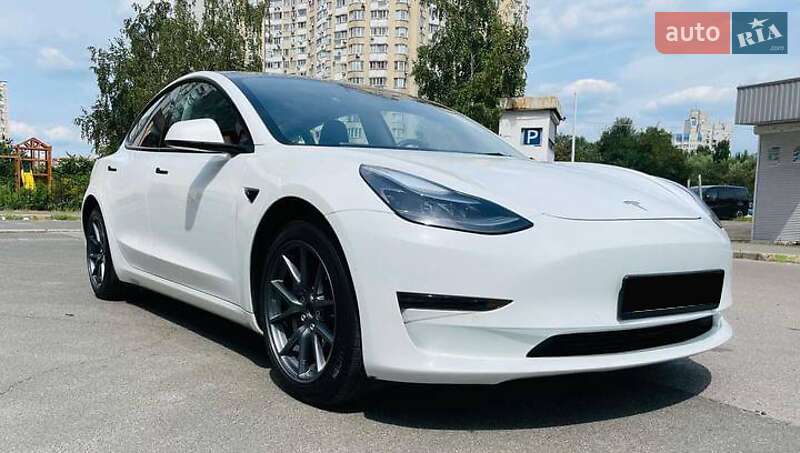 Седан Tesla Model 3 2023 в 