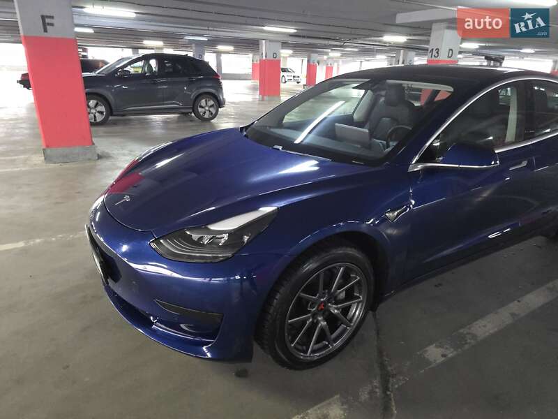 Седан Tesla Model 3 2020 в Львове