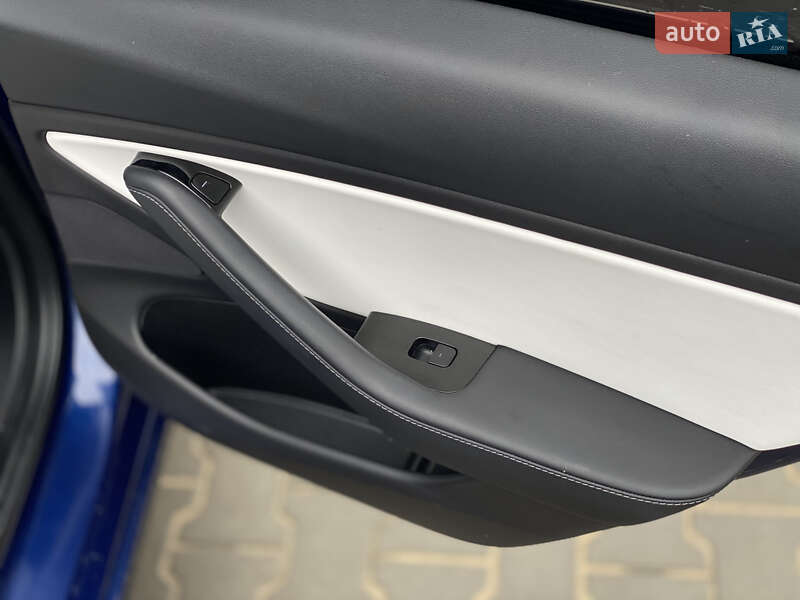 Седан Tesla Model 3 2018 в Луцке