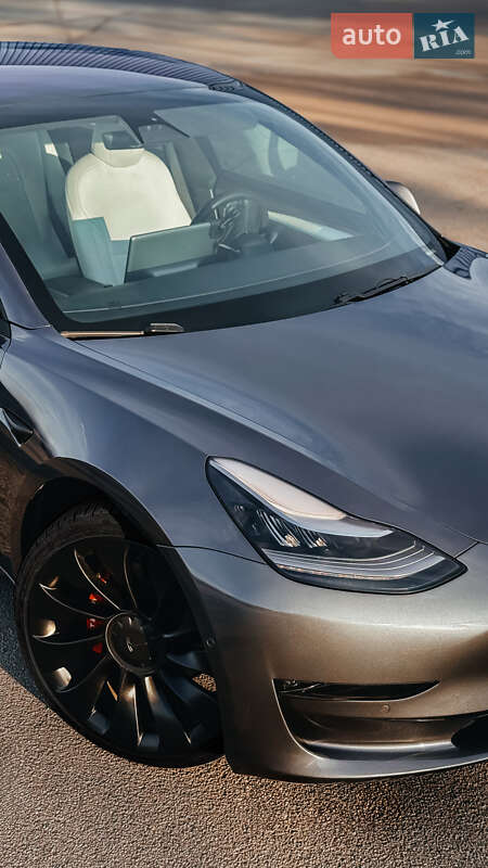 Седан Tesla Model 3 2019 в Черновцах