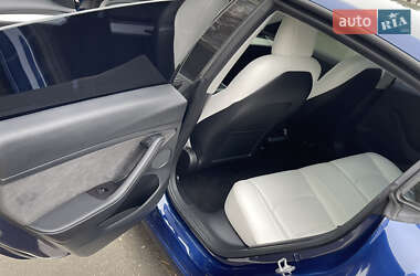 Седан Tesla Model 3 2022 в 