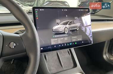 Седан Tesla Model 3 2022 в 