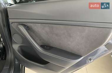 Седан Tesla Model 3 2022 в 