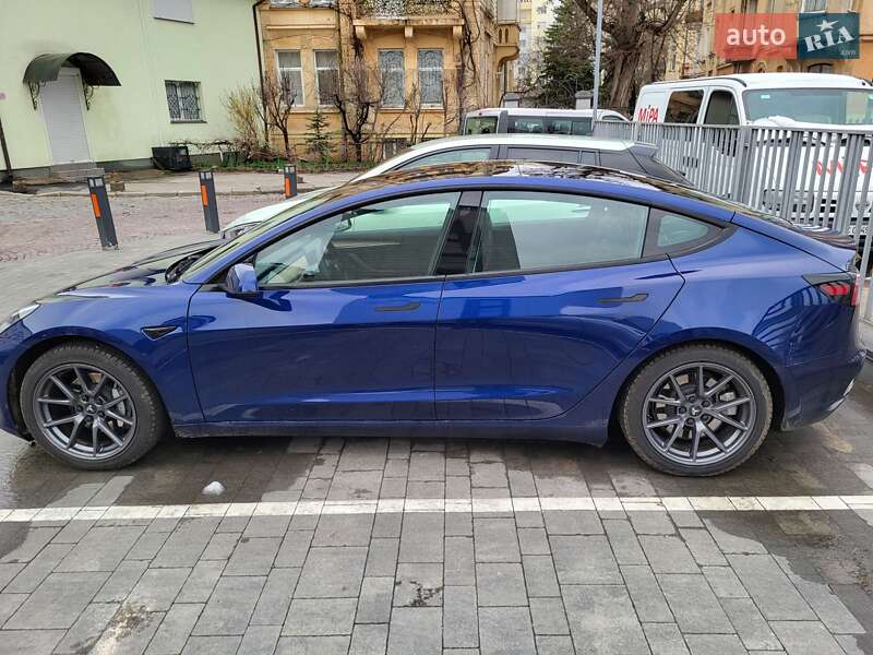 Седан Tesla Model 3 2022 в Киеве