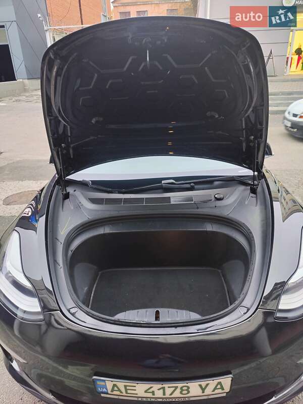 Седан Tesla Model 3 2018 в 