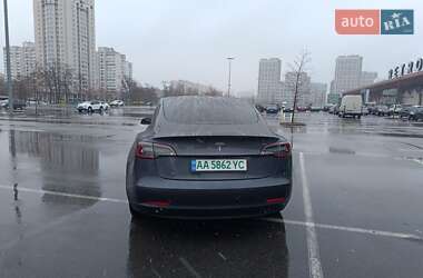 Седан Tesla Model 3 2022 в 