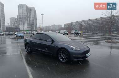 Седан Tesla Model 3 2022 в 
