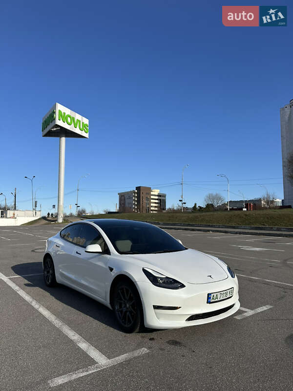 Седан Tesla Model 3 2021 в 