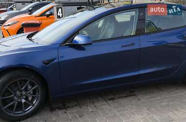Седан Tesla Model 3 2023 в 