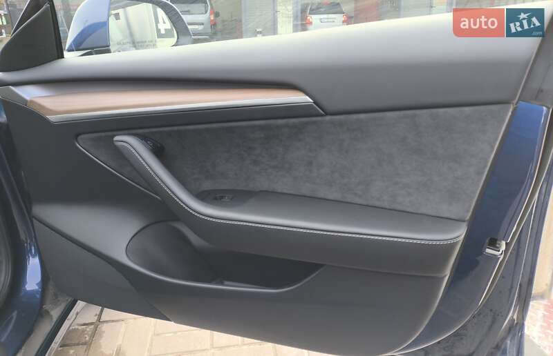 Седан Tesla Model 3 2023 в Харкові