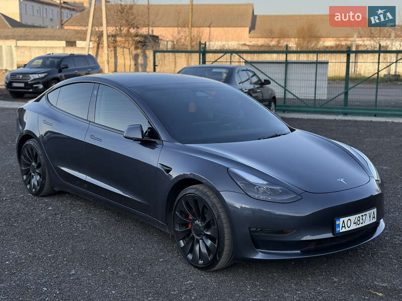 Седан Tesla Model 3 2023 в Ужгороде
