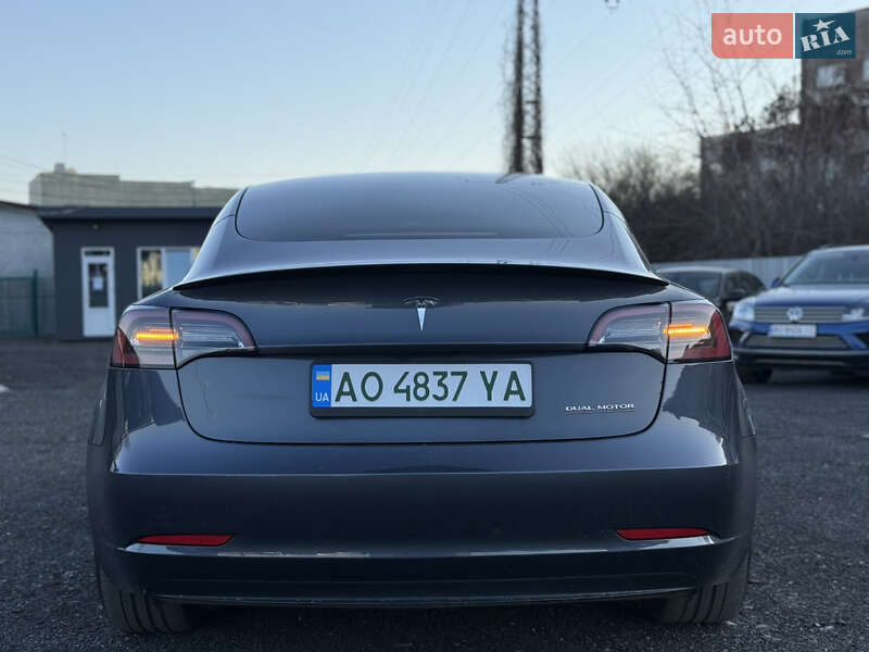 Седан Tesla Model 3 2023 в Ужгороде