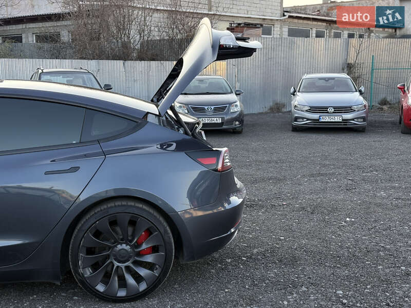 Седан Tesla Model 3 2023 в Ужгороде