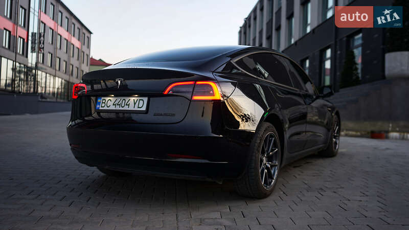 Седан Tesla Model 3 2018 в Львові