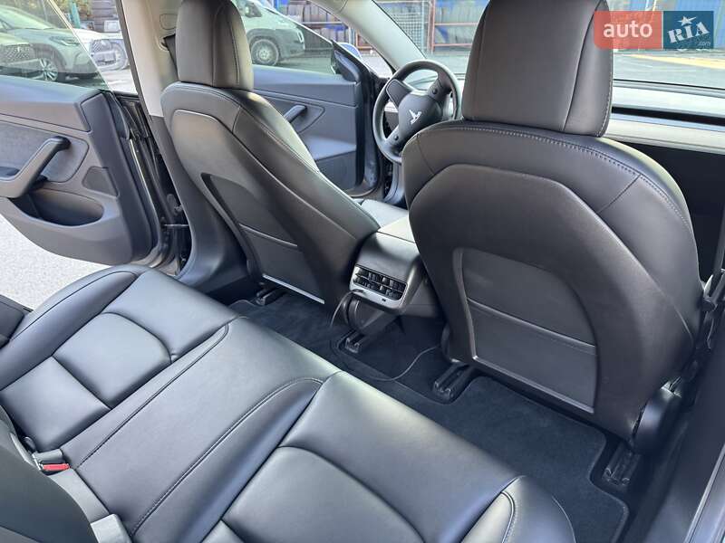 Седан Tesla Model 3 2019 в Львове