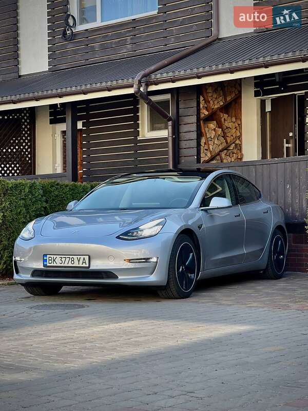 Седан Tesla Model 3 2018 в Рівному