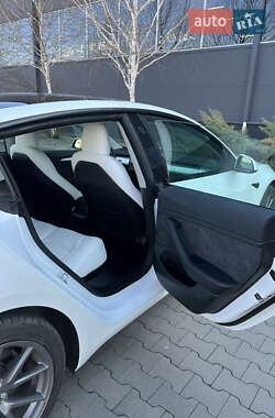 Седан Tesla Model 3 2021 в 