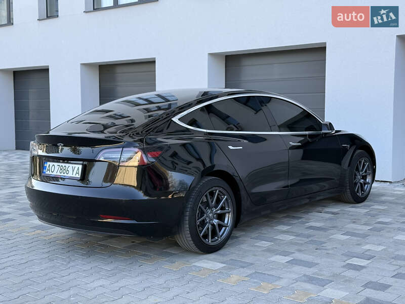 Седан Tesla Model 3 2019 в Ужгороде