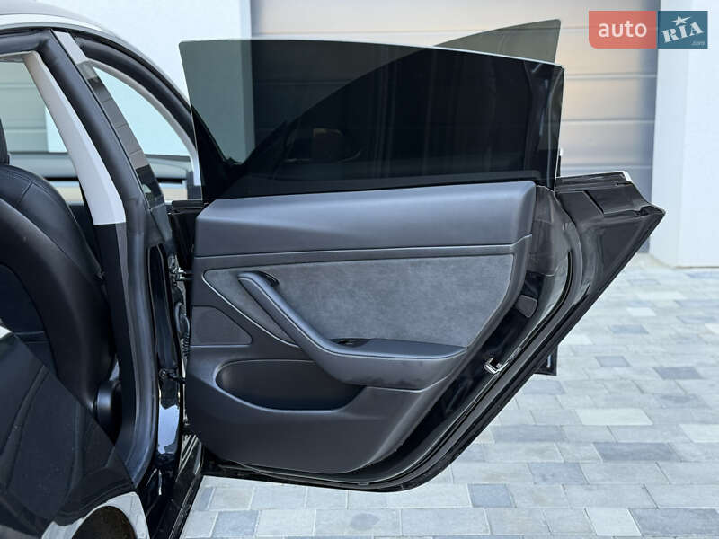 Седан Tesla Model 3 2019 в Ужгороде